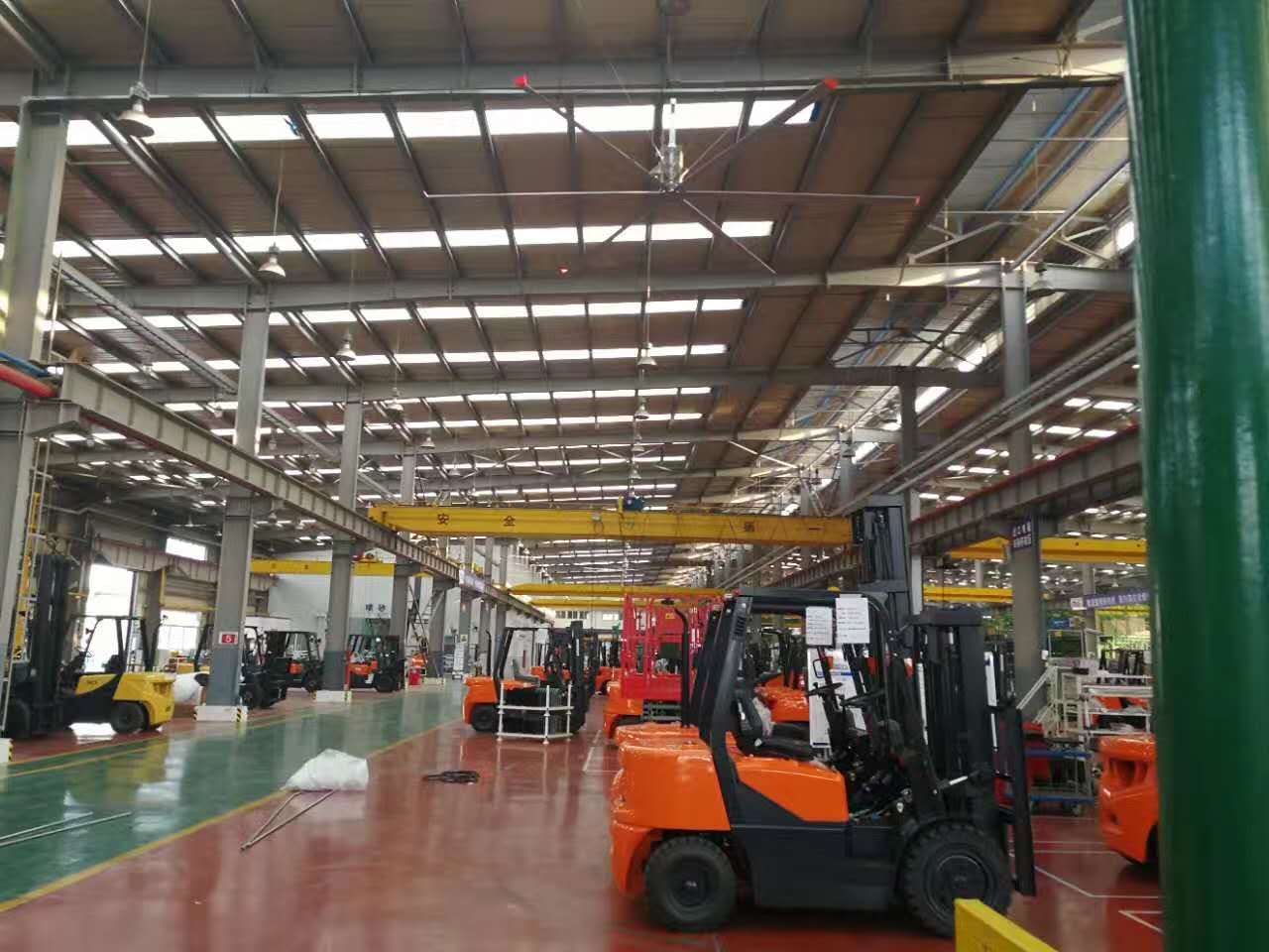 夏季車(chē)間又悶又熱，企業(yè)都在用的通風(fēng)降溫法寶，今天它來(lái)了